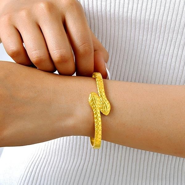 《 QBOX 》FASHION 飾品【GB-697】 精緻個性金色蛇鱗浮雕鈦鋼手鐲/手環-細節圖7