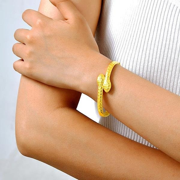 《 QBOX 》FASHION 飾品【GB-697】 精緻個性金色蛇鱗浮雕鈦鋼手鐲/手環-細節圖8