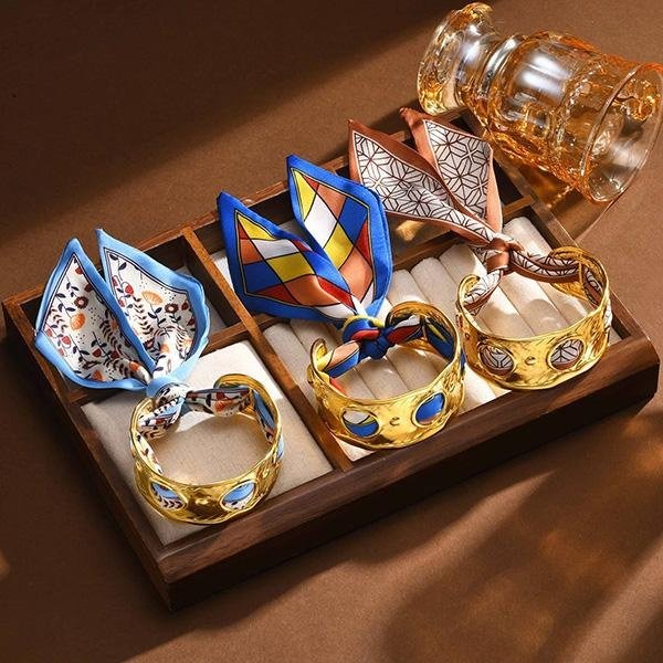 《 QBOX 》FASHION 飾品【GB-630】 精緻個性絲巾金色寬版不規則鏤空鈦鋼手鐲/手環(二色)-細節圖3