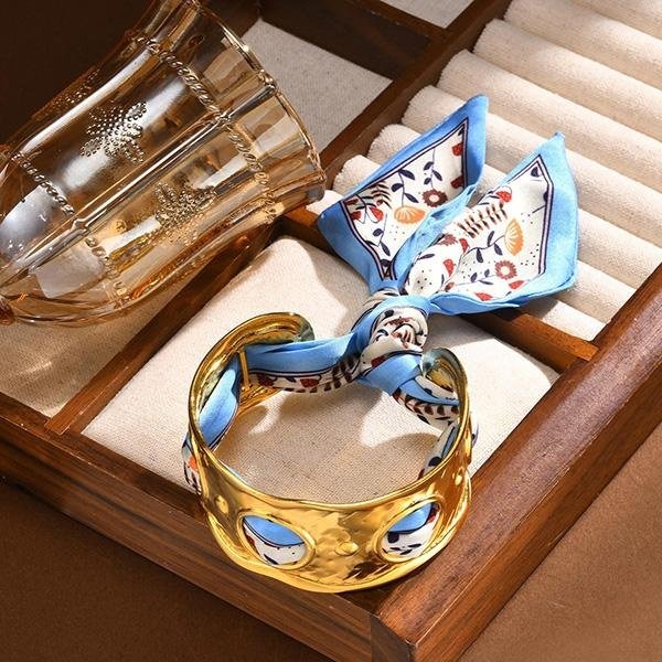 《 QBOX 》FASHION 飾品【GB-630】 精緻個性絲巾金色寬版不規則鏤空鈦鋼手鐲/手環(二色)-細節圖6