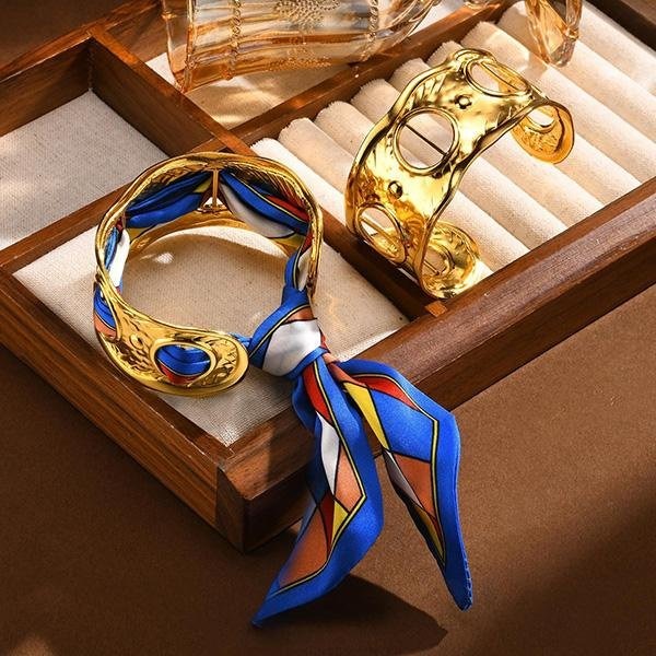 《 QBOX 》FASHION 飾品【GB-630】 精緻個性絲巾金色寬版不規則鏤空鈦鋼手鐲/手環(二色)-細節圖7