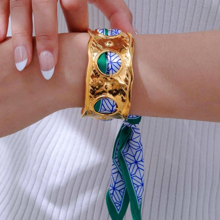 《 QBOX 》FASHION 飾品【GB-630】 精緻個性絲巾金色寬版不規則鏤空鈦鋼手鐲/手環(二色)-細節圖9