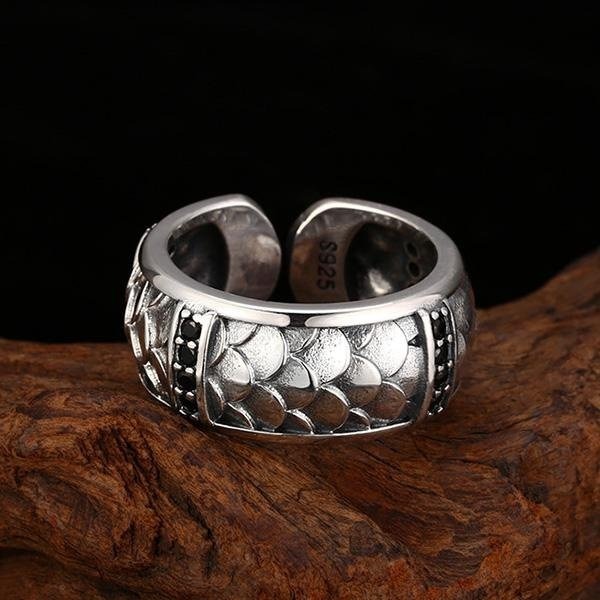 《 QBOX 》FASHION 飾品【TSR5526111】精緻個性復古龍鱗黑鑽S925純銀戒指/開口戒指-細節圖4