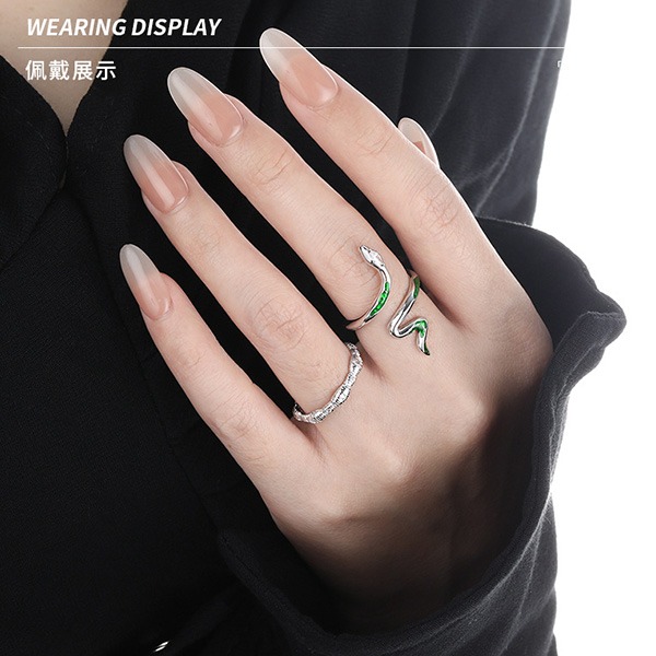 《 QBOX 》FASHION 飾品【RJT1000】精緻個性「靈蛇契約」綠釉鑲鑽S925純銀戒指/開口戒指-細節圖8
