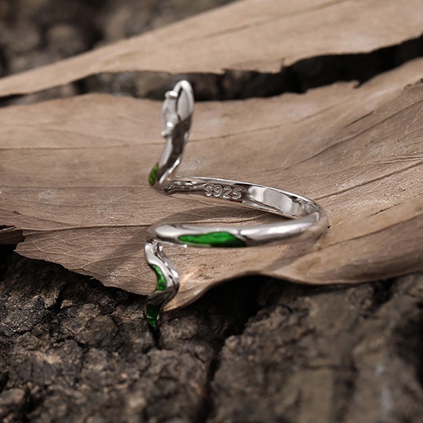 《 QBOX 》FASHION 飾品【RJT1000】精緻個性「靈蛇契約」綠釉鑲鑽S925純銀戒指/開口戒指-細節圖7