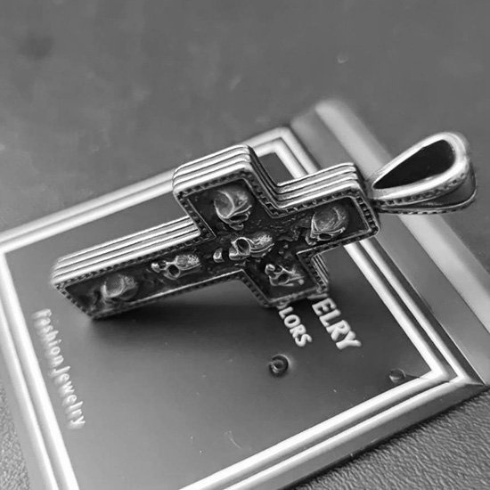 《 QBOX 》FASHION 飾品【CBP8-731】精緻個性復古暗黑骷顱頭十字架鈦鋼墬子項鍊/掛飾-細節圖6