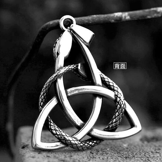 《 QBOX 》FASHION 飾品【CBP8-1137】精緻個性復古北歐維京三角雙蛇圖騰鑄造鈦鋼墬子項鍊/掛飾-細節圖3