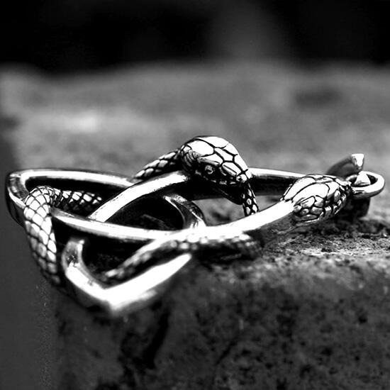 《 QBOX 》FASHION 飾品【CBP8-1137】精緻個性復古北歐維京三角雙蛇圖騰鑄造鈦鋼墬子項鍊/掛飾-細節圖4