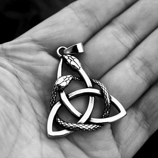 《 QBOX 》FASHION 飾品【CBP8-1137】精緻個性復古北歐維京三角雙蛇圖騰鑄造鈦鋼墬子項鍊/掛飾-細節圖5