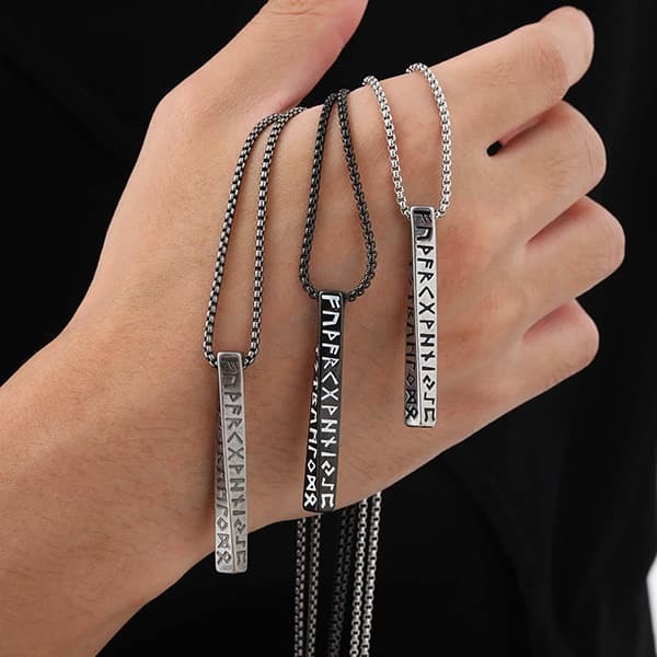 《 QBOX 》FASHION 飾品【CNC-1383】精緻個性「符文密語」北歐古文字長方幾何彎曲面鈦鋼墬子項鍊/掛飾-細節圖7