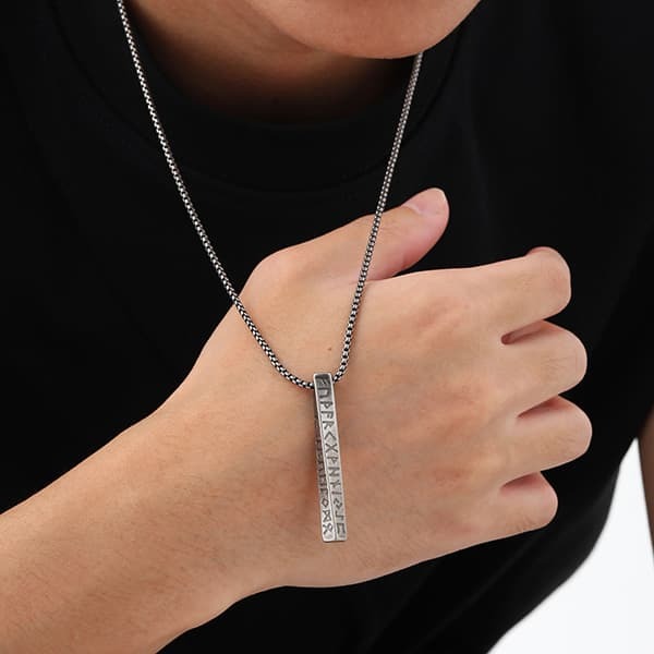 《 QBOX 》FASHION 飾品【CNC-1383】精緻個性「符文密語」北歐古文字長方幾何彎曲面鈦鋼墬子項鍊/掛飾-細節圖8