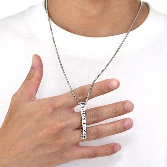 《 QBOX 》FASHION 飾品【CNC-1383】精緻個性「符文密語」北歐古文字長方幾何彎曲面鈦鋼墬子項鍊/掛飾-細節圖9