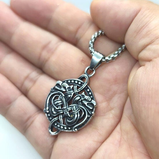 《QBOX 》FASHION 飾品【CBP8-934】精緻個性北歐維京雙頭龍圓牌鑄造鈦鋼墬子項鍊/吊飾-細節圖5