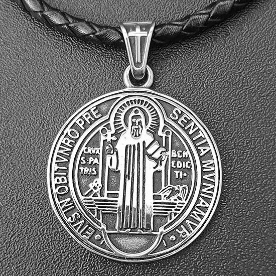 《QBOX 》FASHION 飾品【CBP8-477】精緻個性歐美聖本篤驅魔十字架圓牌鑄造鈦鋼墬子項鍊/掛飾-細節圖4