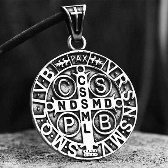 《QBOX 》FASHION 飾品【CBP8-477】精緻個性歐美聖本篤驅魔十字架圓牌鑄造鈦鋼墬子項鍊/掛飾-細節圖5