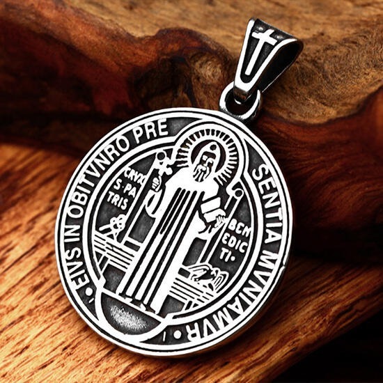 《QBOX 》FASHION 飾品【CBP8-477】精緻個性歐美聖本篤驅魔十字架圓牌鑄造鈦鋼墬子項鍊/掛飾-細節圖6