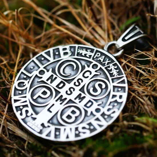 《QBOX 》FASHION 飾品【CBP8-477】精緻個性歐美聖本篤驅魔十字架圓牌鑄造鈦鋼墬子項鍊/掛飾-細節圖7