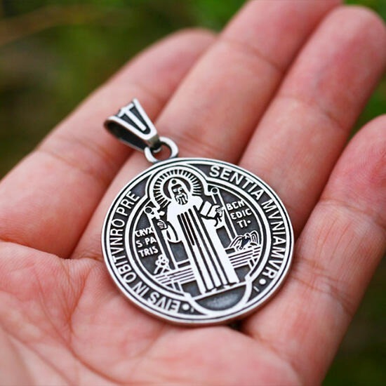 《QBOX 》FASHION 飾品【CBP8-477】精緻個性歐美聖本篤驅魔十字架圓牌鑄造鈦鋼墬子項鍊/掛飾-細節圖8