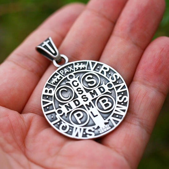 《QBOX 》FASHION 飾品【CBP8-477】精緻個性歐美聖本篤驅魔十字架圓牌鑄造鈦鋼墬子項鍊/掛飾-細節圖9