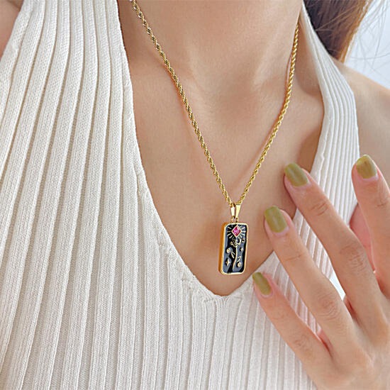 《QBOX 》FASHION 飾品【C23N2272】精緻個性方牌形立體浮雕花朵菱鑽太陽鈦鋼墬子項鍊/掛飾-細節圖3