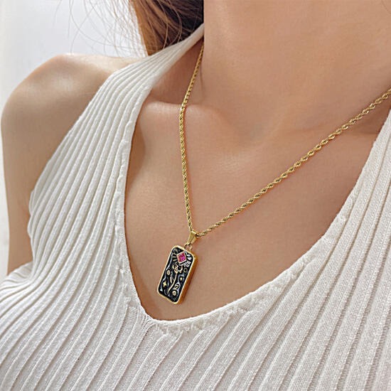 《QBOX 》FASHION 飾品【C23N2272】精緻個性方牌形立體浮雕花朵菱鑽太陽鈦鋼墬子項鍊/掛飾-細節圖7