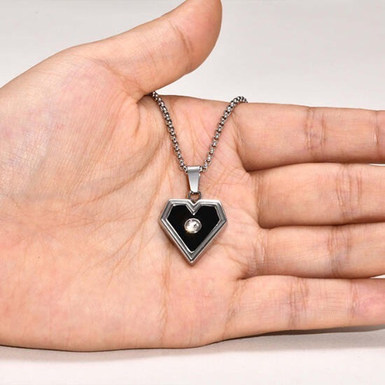 《QBOX 》FASHION 飾品【CPN-1863】精緻個性幾何形鋯石愛心拋光鈦鋼墬子項鍊/掛飾-細節圖5