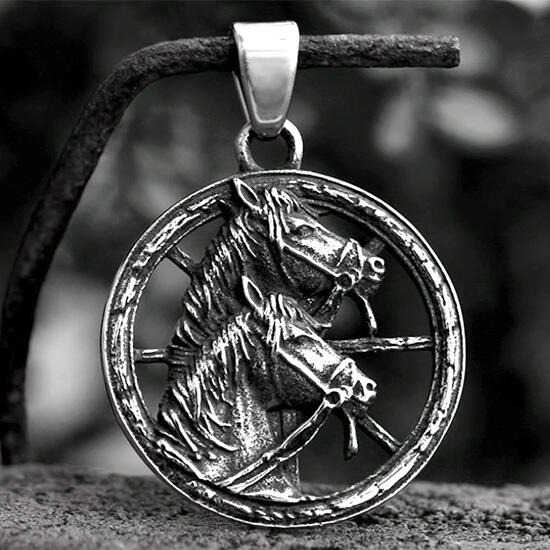 《QBOX 》FASHION 飾品【CBP8-1050】精緻個性立體雙馬奔騰圓牌鑄造鈦鋼墬子項鍊/掛飾-細節圖3