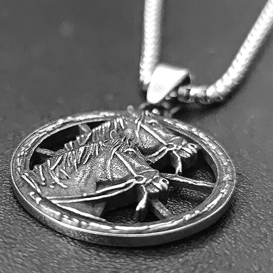 《QBOX 》FASHION 飾品【CBP8-1050】精緻個性立體雙馬奔騰圓牌鑄造鈦鋼墬子項鍊/掛飾-細節圖4