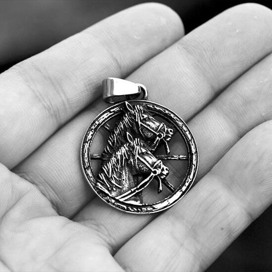 《QBOX 》FASHION 飾品【CBP8-1050】精緻個性立體雙馬奔騰圓牌鑄造鈦鋼墬子項鍊/掛飾-細節圖6