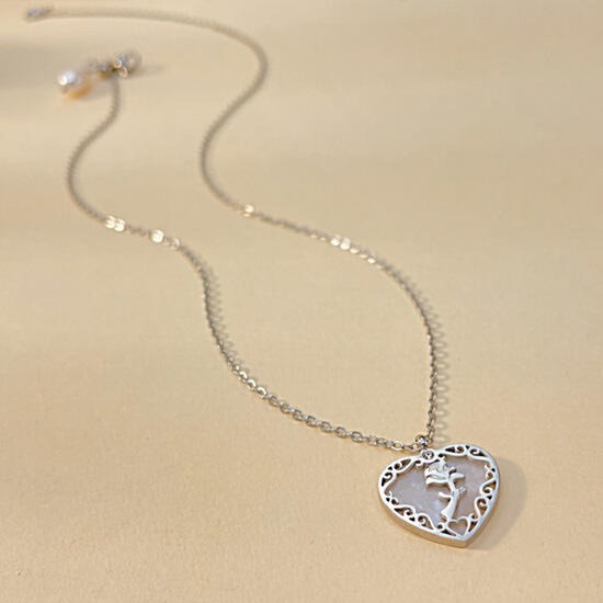 《QBOX 》FASHION 飾品【C23N2265】精緻個性愛心玫瑰花貝殼珍珠拋光鈦鋼墬子項鍊/掛飾(二色)-細節圖4