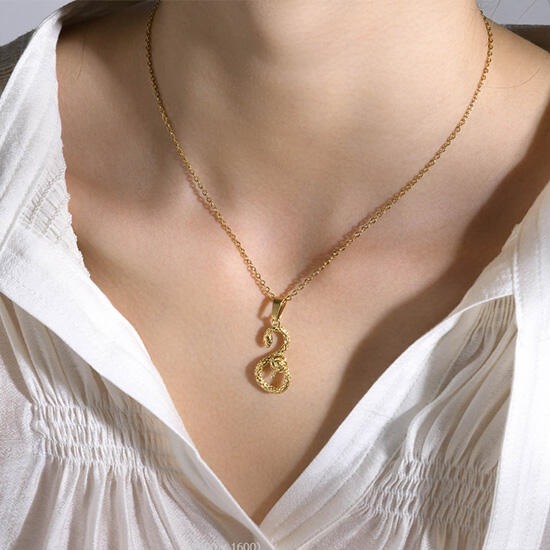 《QBOX 》FASHION 飾品【CPN-1737】精緻個性8字蛇玫瑰花拋光鈦鋼墬子項鍊/掛飾(二色)-細節圖7