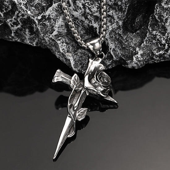 《QBOX 》FASHION 飾品【CPN-1870】精緻個性玫瑰花十字架鑄造鈦鋼墬子項鍊/掛飾-細節圖4