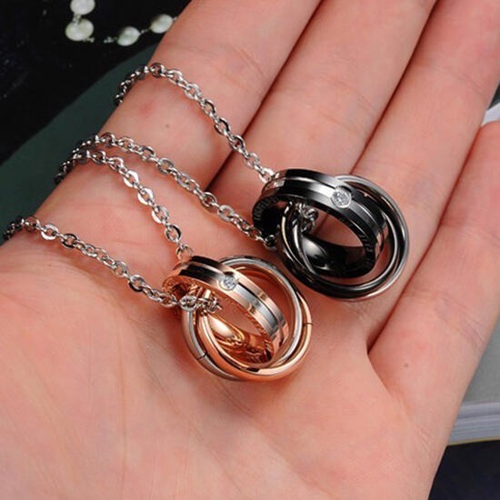 《 QBOX 》FASHION 飾品【C23N863】精緻個性三環鑲鑽情侶鈦鋼墬子項鍊(男/女單款)-細節圖3