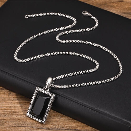 《QBOX 》FASHION 飾品【CPN-1907】精緻個性復古方形雕花黑寶石鑄造鈦鋼墬子項鍊/掛飾-細節圖6