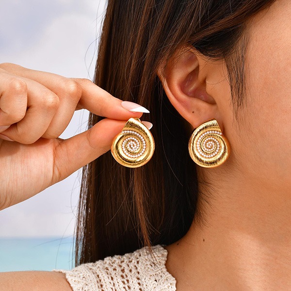 《 QBOX 》FASHION 飾品【GES-725】精緻個性夏季海洋風金貝螺旋珍珠鑲嵌鈦鋼耳環/耳飾-細節圖8