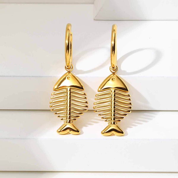 《 QBOX 》FASHION 飾品【GEH-786】精緻個性「金魚骨趣」輕奢魚骨鈦鋼耳環/耳飾-細節圖4