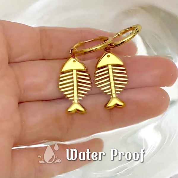 《 QBOX 》FASHION 飾品【GEH-786】精緻個性「金魚骨趣」輕奢魚骨鈦鋼耳環/耳飾-細節圖6