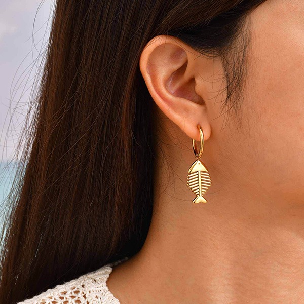 《 QBOX 》FASHION 飾品【GEH-786】精緻個性「金魚骨趣」輕奢魚骨鈦鋼耳環/耳飾-細節圖7