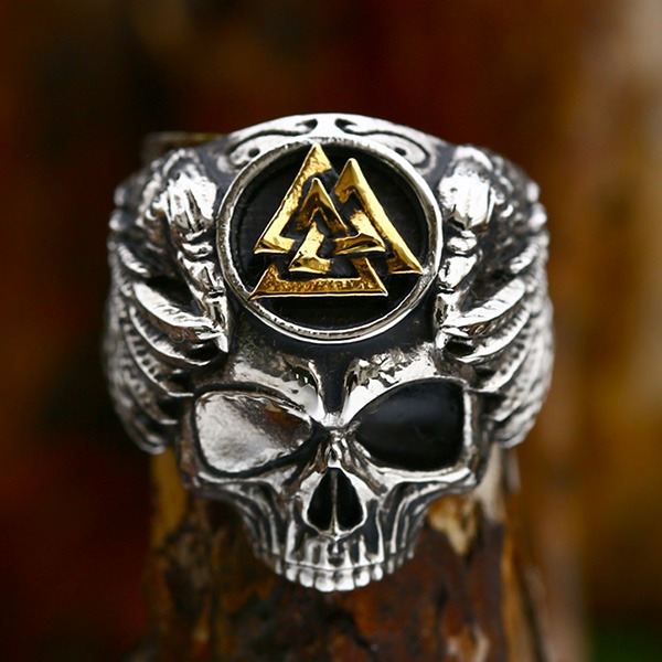 《 QBOX 》FASHION 飾品【RBR8-734】精緻個性復古「骷髏翼誓」三角符號骷顱頭鑄造鈦鋼戒指/戒環-細節圖4