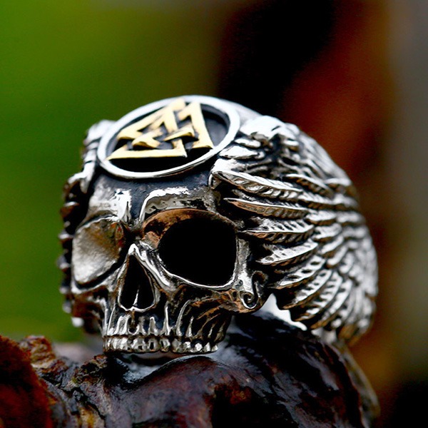 《 QBOX 》FASHION 飾品【RBR8-734】精緻個性復古「骷髏翼誓」三角符號骷顱頭鑄造鈦鋼戒指/戒環-細節圖5