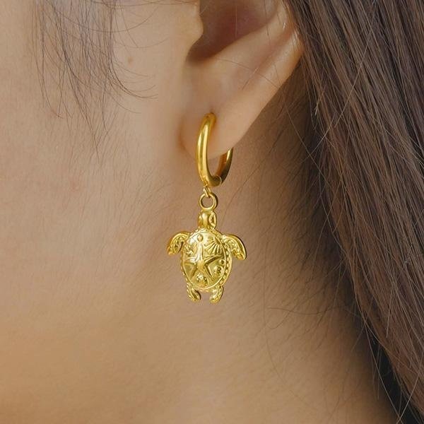 《 QBOX 》FASHION 飾品【GED-851】精緻個性夏季海洋風金色烏龜鈦鋼耳環/耳飾-細節圖7