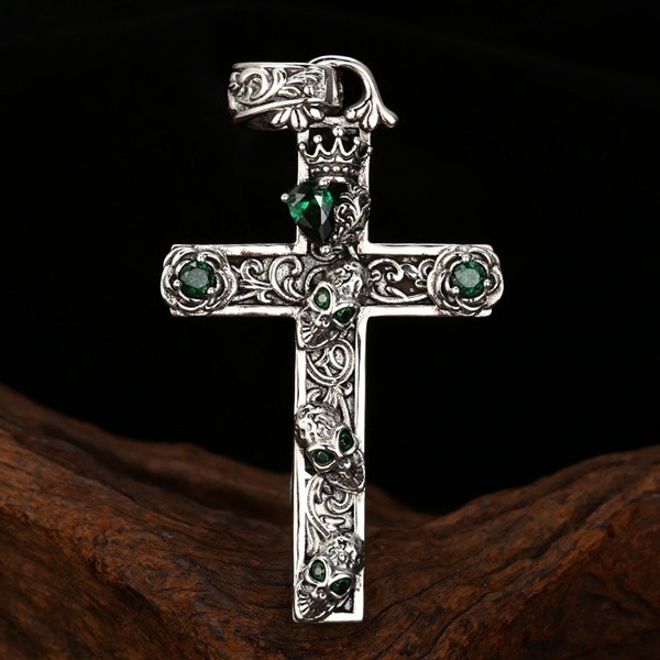 《 QBOX 》FASHION 飾品【TSC5815207】精緻個性藤紋玫瑰鑲綠寶石骷顱十字架S925純銀墬子項鍊/掛飾-細節圖3