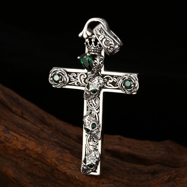 《 QBOX 》FASHION 飾品【TSC5815207】精緻個性藤紋玫瑰鑲綠寶石骷顱十字架S925純銀墬子項鍊/掛飾-細節圖4