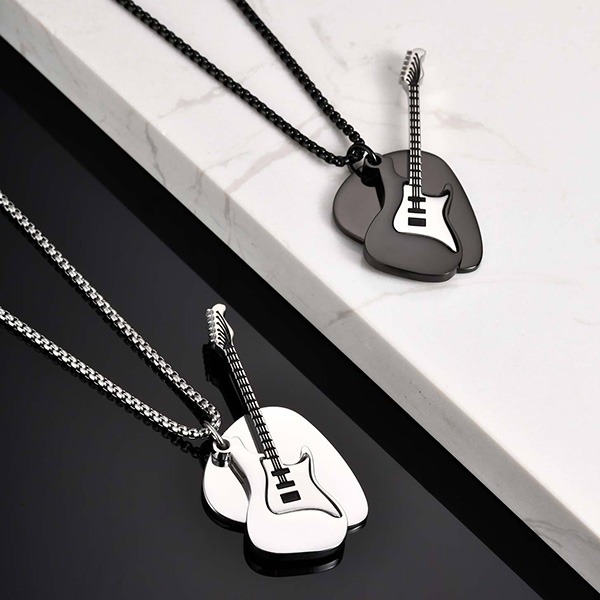 《QBOX 》FASHION 飾品【CNC-2320】精緻個性「樂弦共鳴」雙色吉他撥片鈦鋼墬子項鍊/掛飾-細節圖3