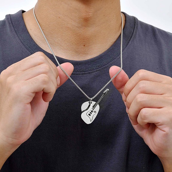 《QBOX 》FASHION 飾品【CNC-2320】精緻個性「樂弦共鳴」雙色吉他撥片鈦鋼墬子項鍊/掛飾-細節圖6