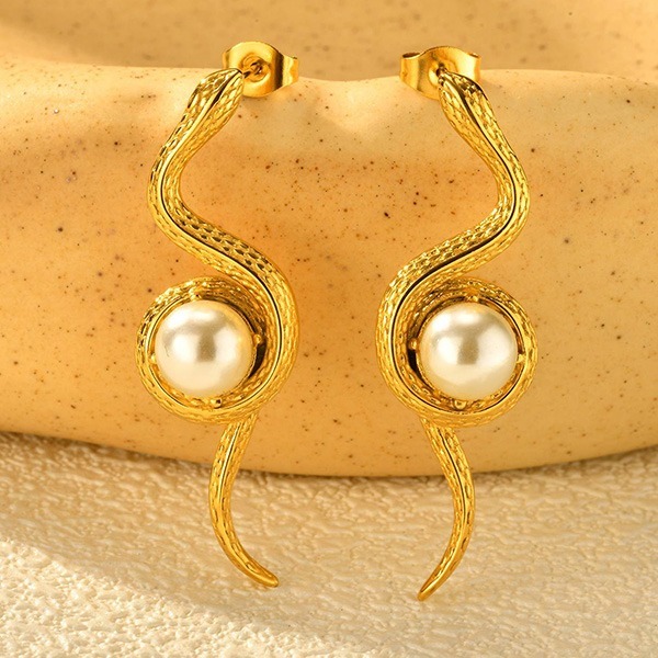 《 QBOX 》FASHION 飾品【GED-862】精緻個性「金蛇纏珠」復古靈動蛇形珍珠鈦鋼耳環/耳飾-細節圖3