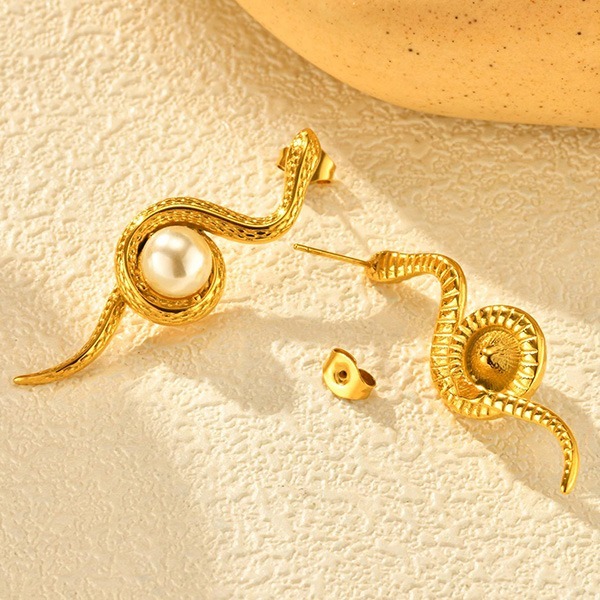 《 QBOX 》FASHION 飾品【GED-862】精緻個性「金蛇纏珠」復古靈動蛇形珍珠鈦鋼耳環/耳飾-細節圖4