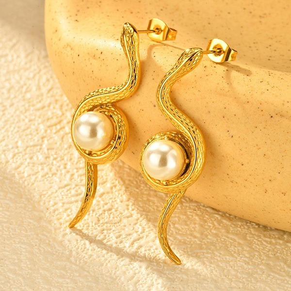 《 QBOX 》FASHION 飾品【GED-862】精緻個性「金蛇纏珠」復古靈動蛇形珍珠鈦鋼耳環/耳飾-細節圖5