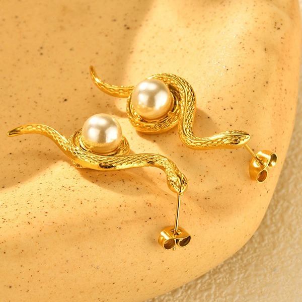 《 QBOX 》FASHION 飾品【GED-862】精緻個性「金蛇纏珠」復古靈動蛇形珍珠鈦鋼耳環/耳飾-細節圖6