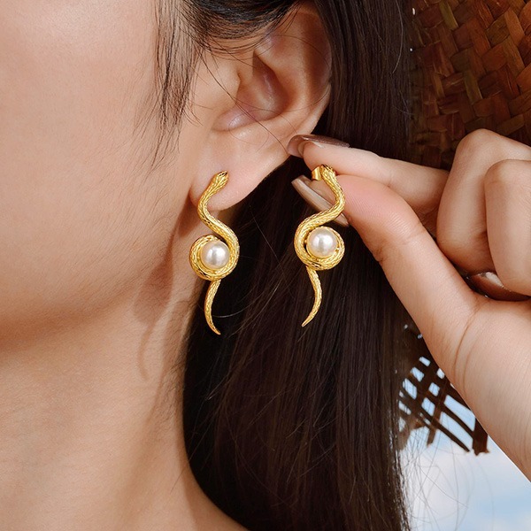 《 QBOX 》FASHION 飾品【GED-862】精緻個性「金蛇纏珠」復古靈動蛇形珍珠鈦鋼耳環/耳飾-細節圖7